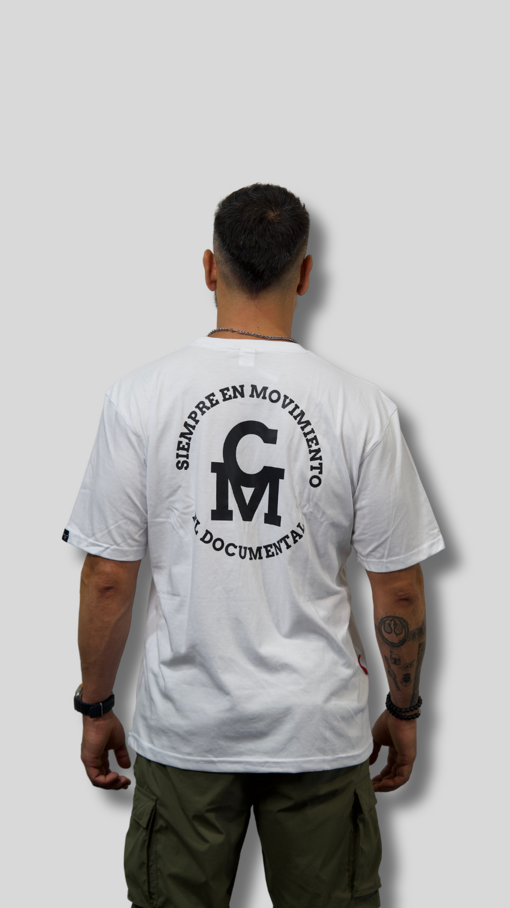 Polera Blanca Siempre en Movimiento el documental by Coach Marce